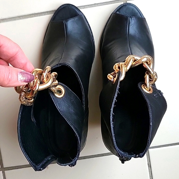 Super Hot Ankle Boots! LIKE NEW! Zigi Soho Faux Leather, Gold Chains, Wedge, 8 - Picture 17 of 17